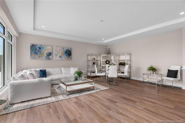 Building Photo - 41 SW Seminole St