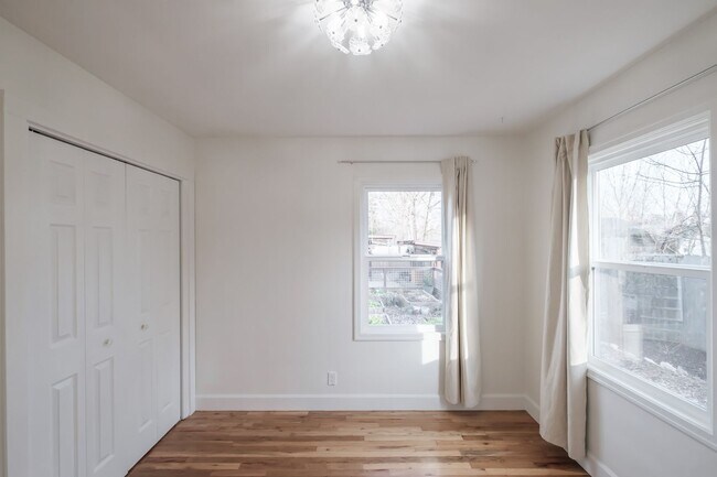 Building Photo - Charming 3-Bed 2 Bath Home with Spectacula...