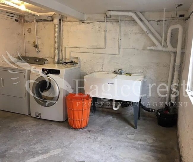 Building Photo - Charming Two Bedroom House with Bonus Room & Large Fenced Yard