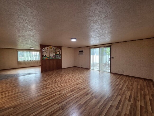 Building Photo - Spacious Cottage on 1/2 Acre Lot