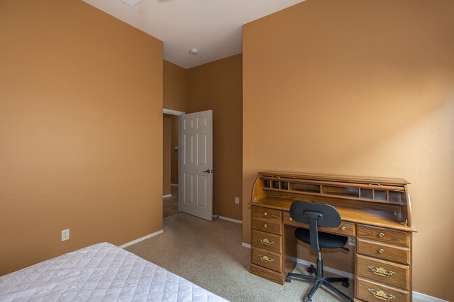 Building Photo - 1141 W Tenniel Dr