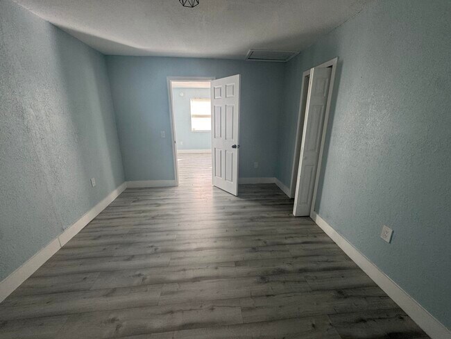 Building Photo - 518 49th St