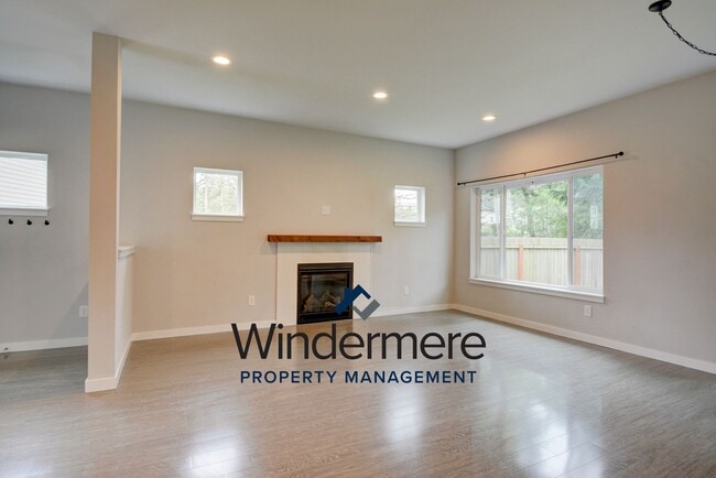 Building Photo - Newer Build 3 Bedroom 2.5 Bathroom Townhome