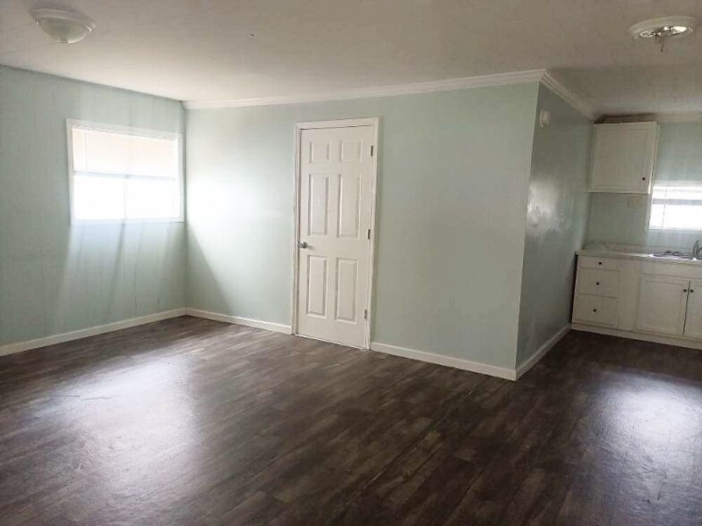 Building Photo - 416 S Ave J