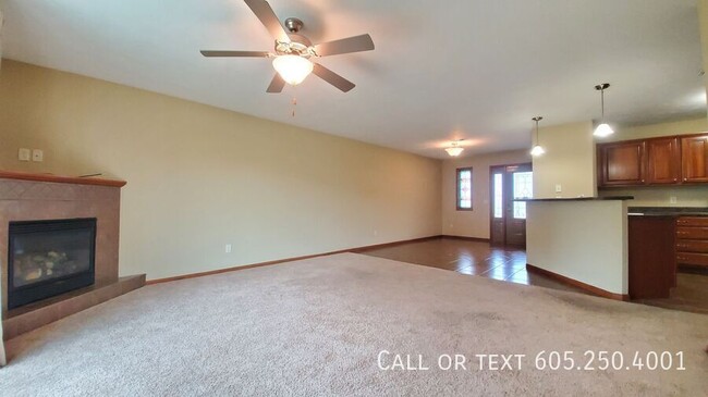 Building Photo - 2 Bedroom, 1 Bath Townhome with Amenities!