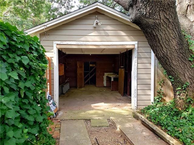 Building Photo - 585 Classen Dr
