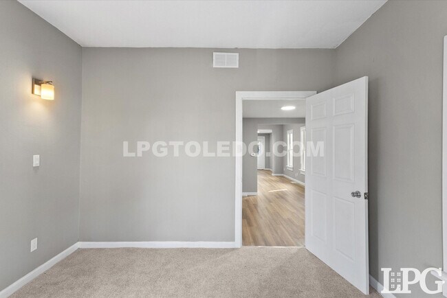 Building Photo - 1204 Navarre Ave