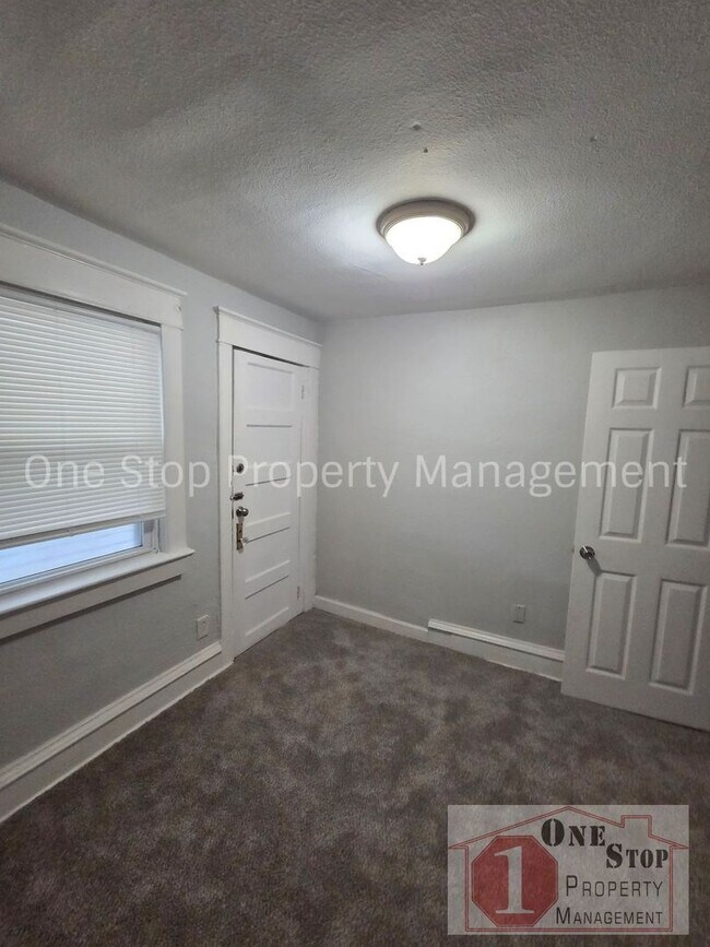 Building Photo - Spacious 3 bedroom/ 2 bathroom in Kansas City!