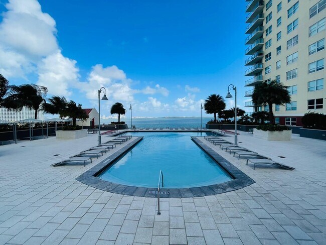 Building Photo - 1155 Brickell Bay Dr