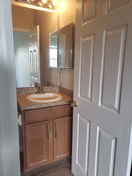 Building Photo - 469 Glastonbury Drive