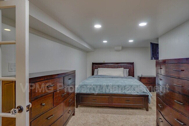 Building Photo - 116 E 35th St