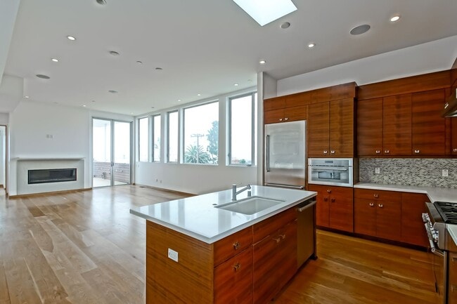 Building Photo - 4BR3.5BA + OFFICE! NEWER CONSTRUCTION, MOD...