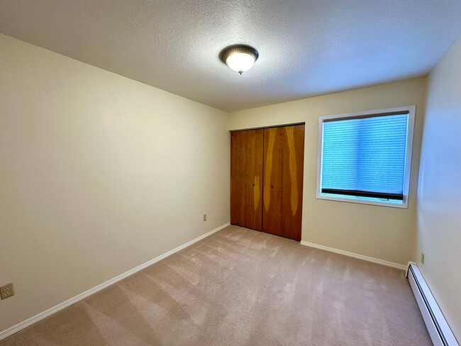 Building Photo - LIKE NEW REMODEL!