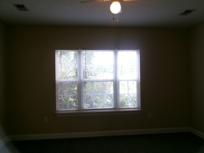 Building Photo - 3 bedroom, 2 bath condo located in Fountain Pointe