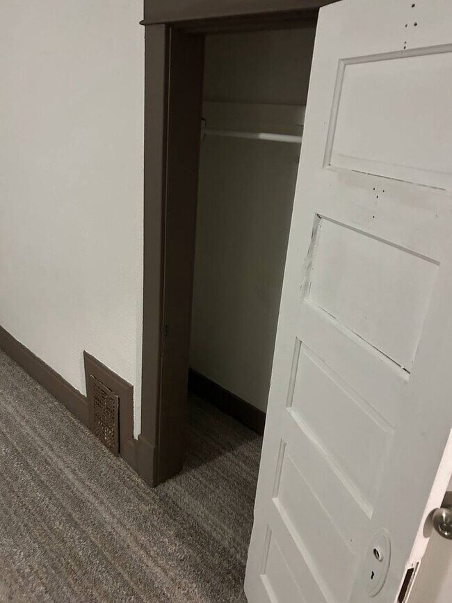 Building Photo - Spacious & Affordable 3-Bedroom Home - New Carpet and New Kitchen