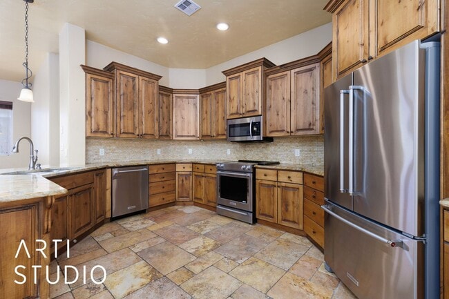 Building Photo - Beautiful 4 Bedroom, 3.5 Bath Home in Scenic