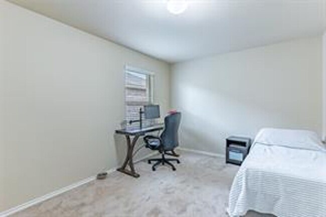 Building Photo - Single-family beautiful home has 5 bedroom...