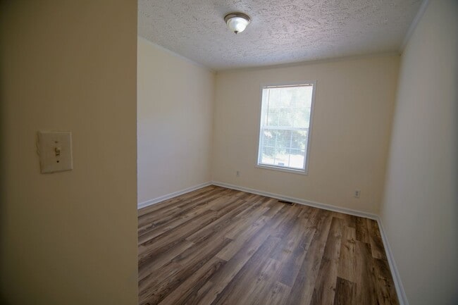 Building Photo - Private home on large lot!