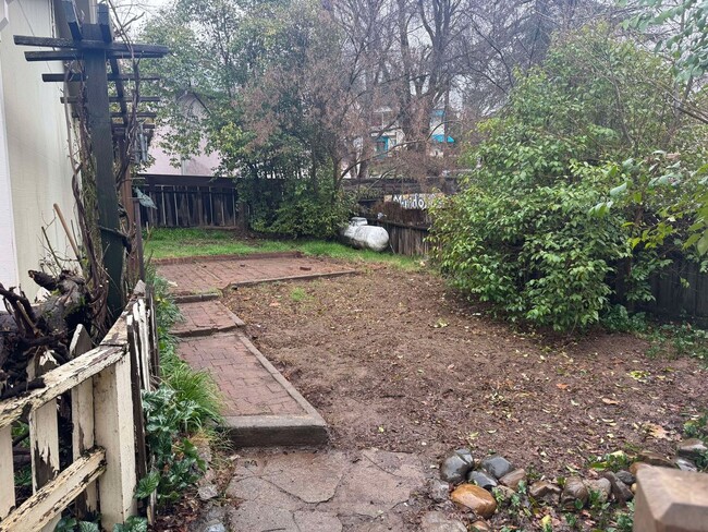 Building Photo - Cozy Downtown home with Fenced backyard