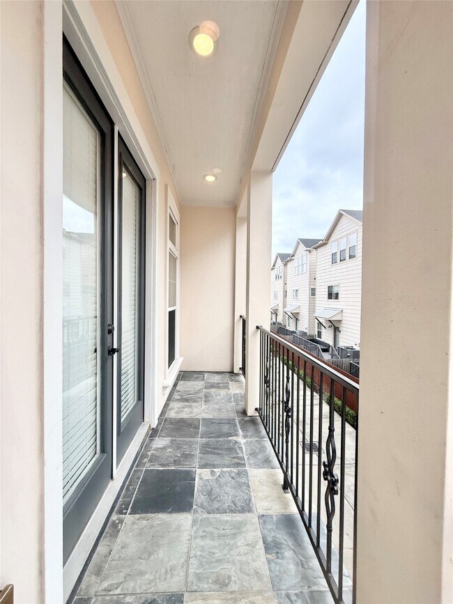 Building Photo - 2116 Couch St