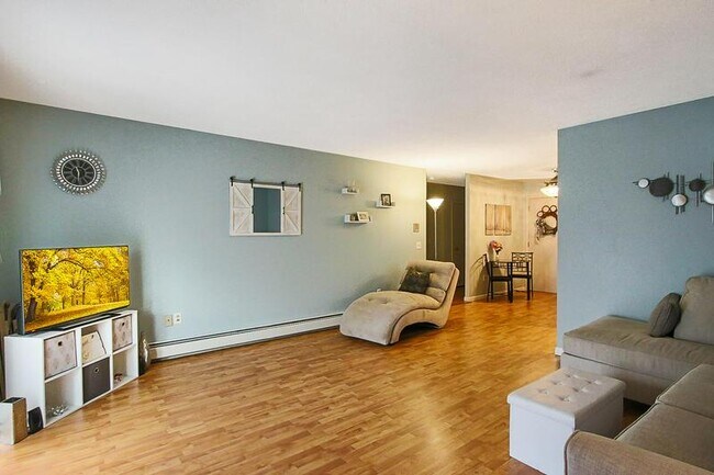 Building Photo - 9 Strawberry Bank Rd