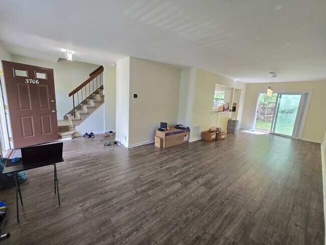 Building Photo - Rare opportunity in North Edison! Spacious 2-bed and 1.5-bathroom townhouse!