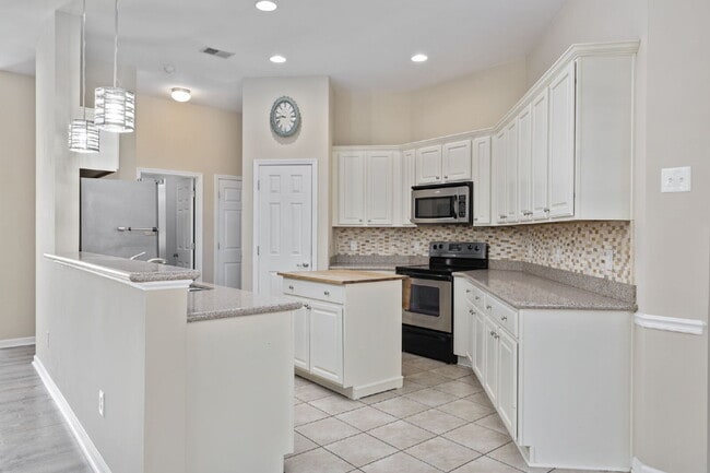 Building Photo - Coastal Living in a Quiet Community