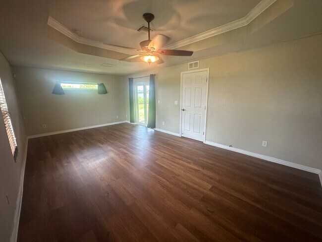 Building Photo - 4 Bedroom plus Den - 2 Bathrooms - 2 Car G...