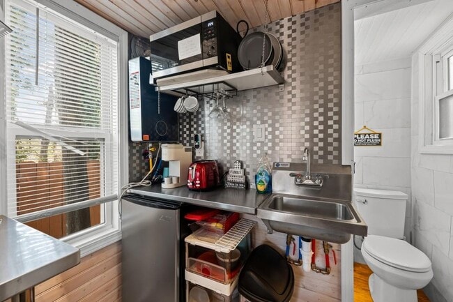 Building Photo - 414 Charles Pl