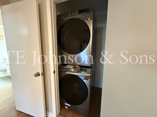 Building Photo - Charming 2-Bedroom with Fireplace & Modern...