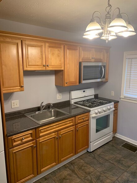 Building Photo - 1556 Thames Dr