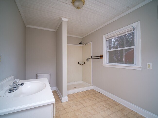 Building Photo - "Charming 3-Bedroom Home with Gleaming Hardwood Floors & 2 Full Baths in Prime Charlotte Location!"