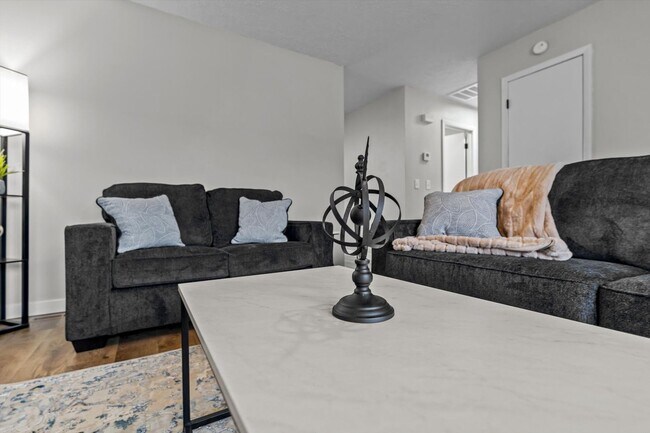 Building Photo - Great furnished month to month rental near...