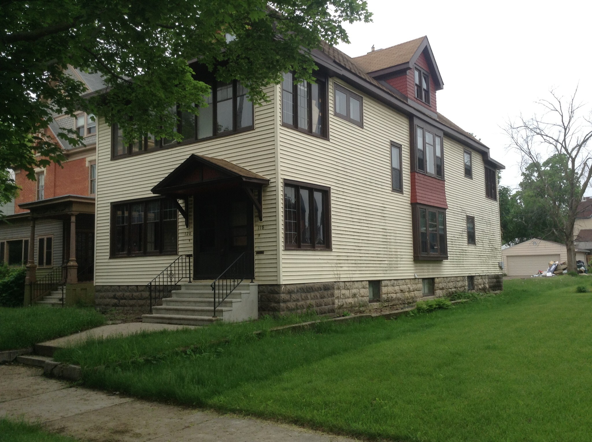 Outside - 118 10th St