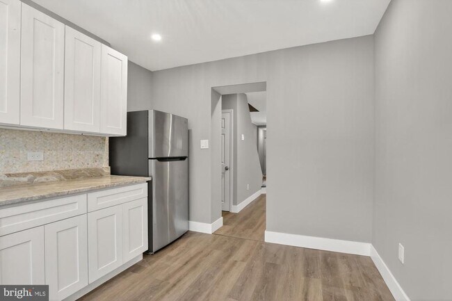 Building Photo - 2422 S Iseminger St