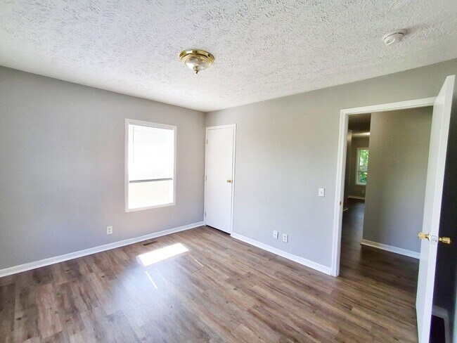Building Photo - 4 Bed / 2 Full Bath House on a Quiet Dead-End Street — Attached Garage, Central A/C, W/D Hookups ...