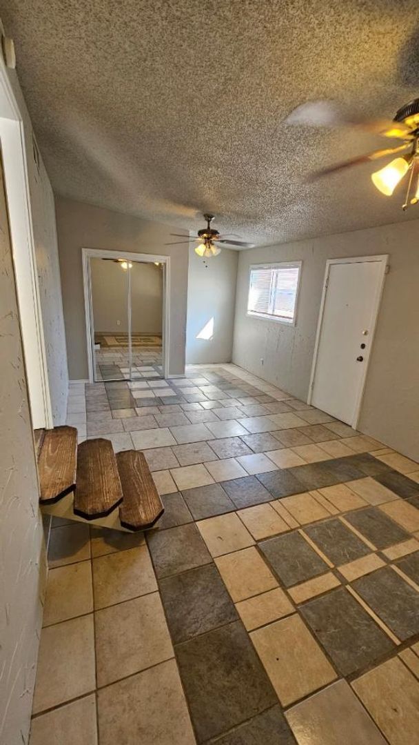 Building Photo - 3 bedroom 1 bathroom with 1 car garage in 76107