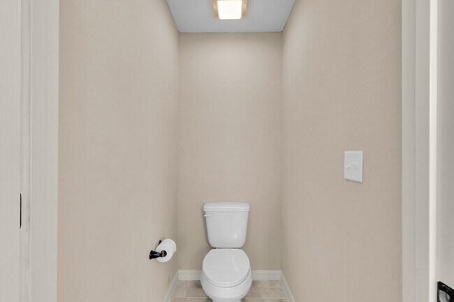 Building Photo - Large 4 Bedroom Rental!