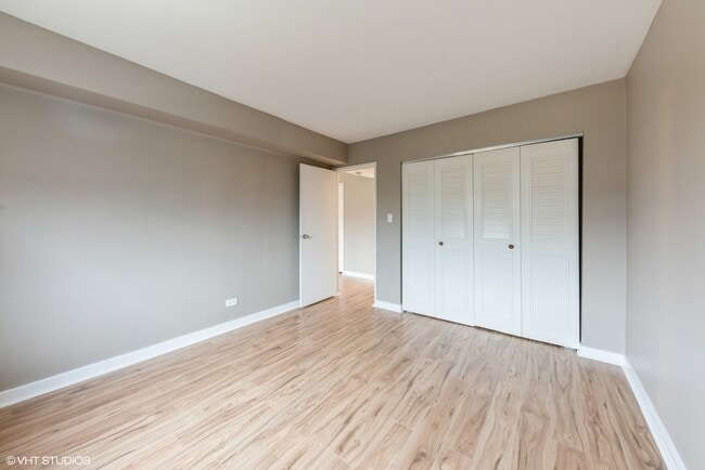 Building Photo - 9423 Bay Colony Dr