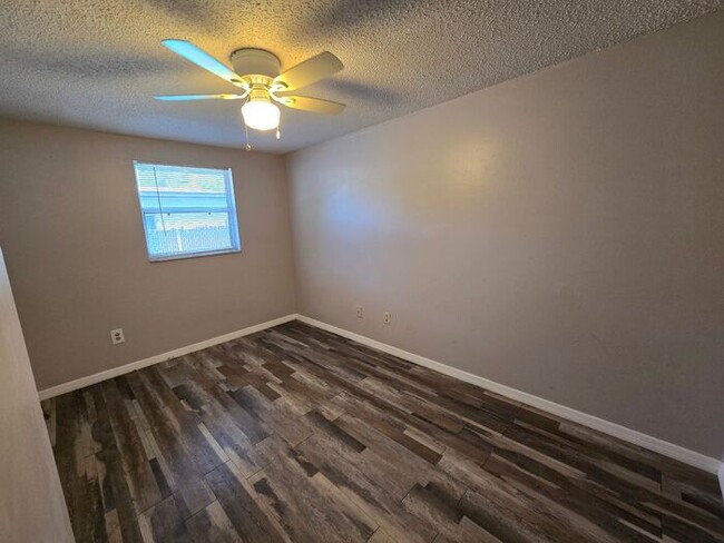 Building Photo - Affordable 2/1 Duplex Available Immediately!! Near I-4!