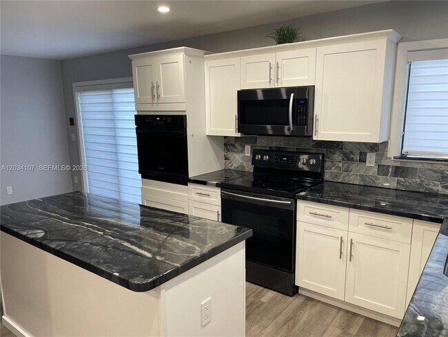 Building Photo - 9645 SW 148th Pl