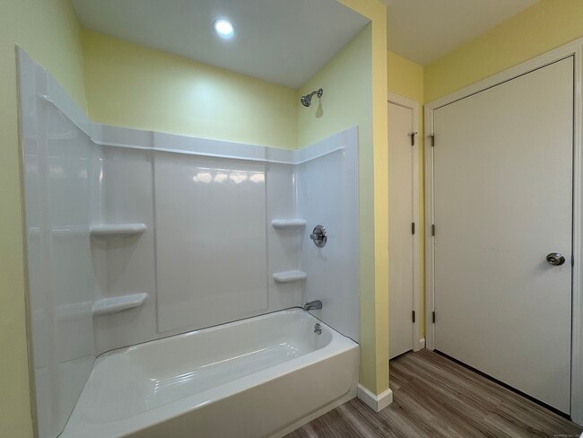 Building Photo - 31 William St