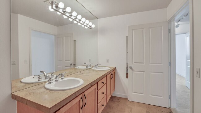 Building Photo - 2bd/1.75ba Bellevue Condo