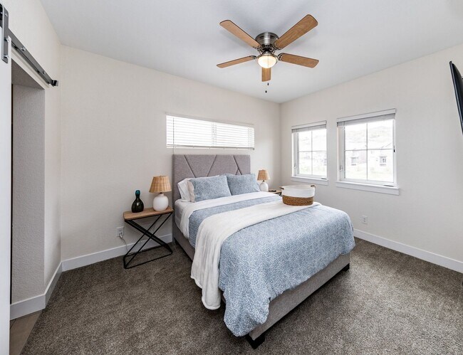 Building Photo - 1 bed, 1 bath Top Floor near Garden of the Gods
