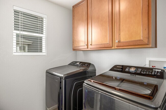 Building Photo - $0 DEPOSIT OPTION. BEAUTIFULLY MAINTAINED ...