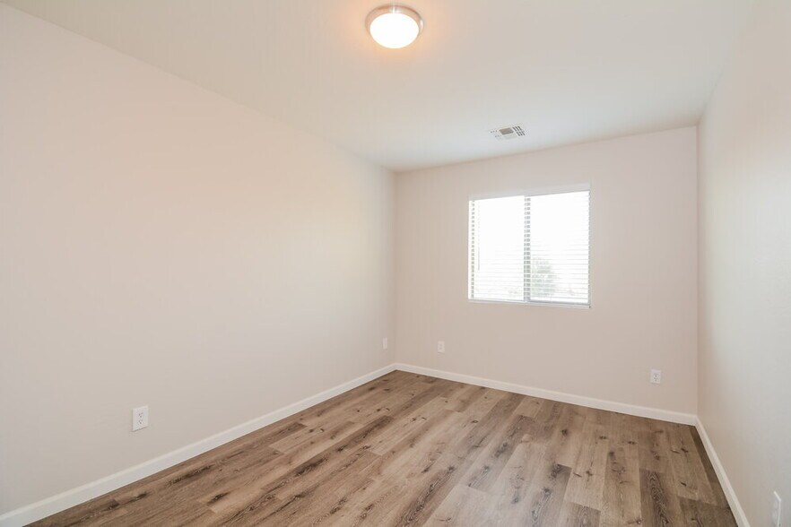 Building Photo - 3202 S Justin Dr