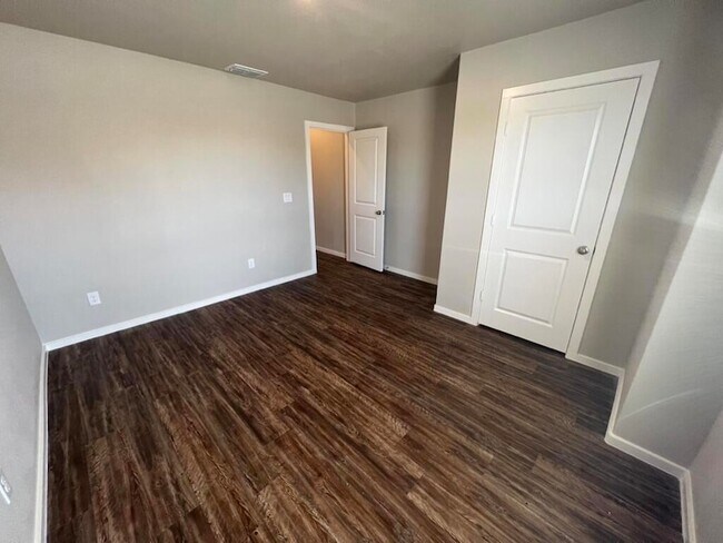 Building Photo - 2029 Kenwood Ave