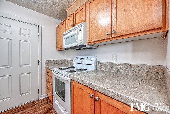Building Photo - Cute Condo w/ 2 Beds 2 Baths and Patio in Beaverton!