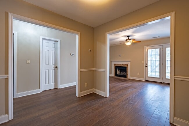 Building Photo - Private 2BR Townhome with Two En-Suite Bathrooms