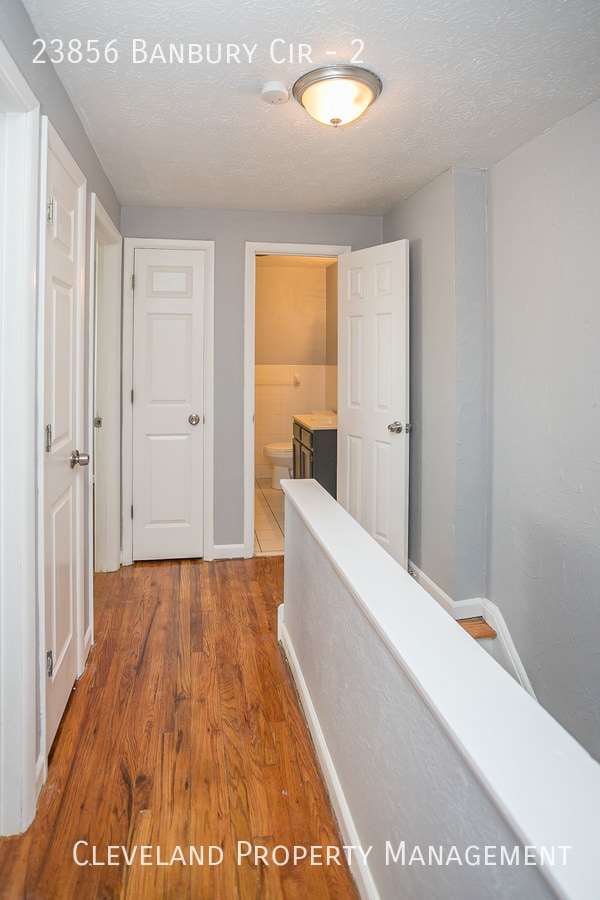 Building Photo - Updated 3 Bedroom Banbury Condo